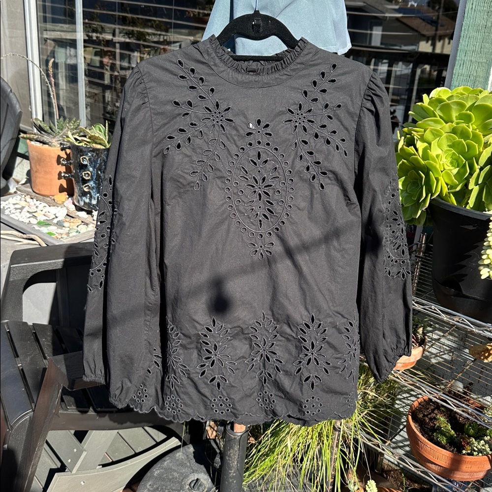 L J.CREW black cut out baggy fit top. Elastic sleeves at bottom. Darling EUC